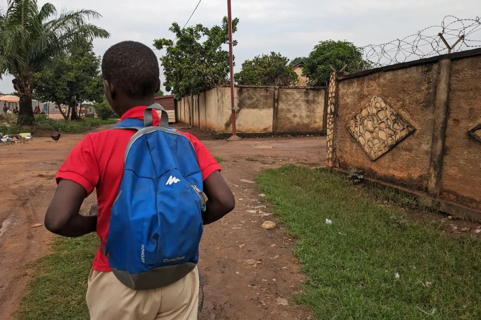  Chaque jour, Cedric, 12 ans, prend le chemin de l&rsquo;&eacute;cole &agrave; Bangui