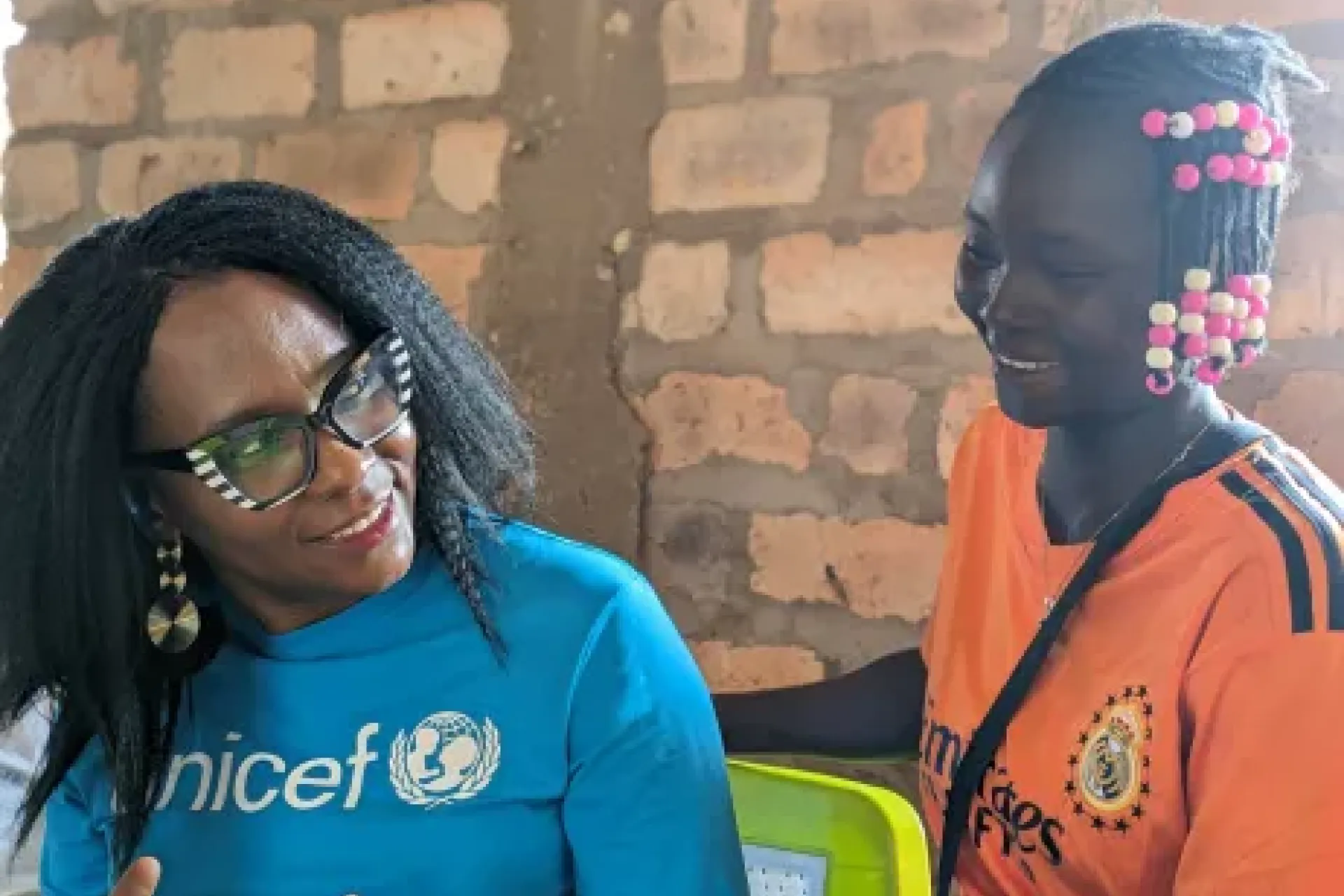Christine Mbuyi s'entretient avec Benicia Deoundo, l'une des b&eacute;n&eacute;ficiaires du programme d'&eacute;ducation financi&egrave;re dans le village de Bodoli, pr&eacute;fecture de Lim Pende