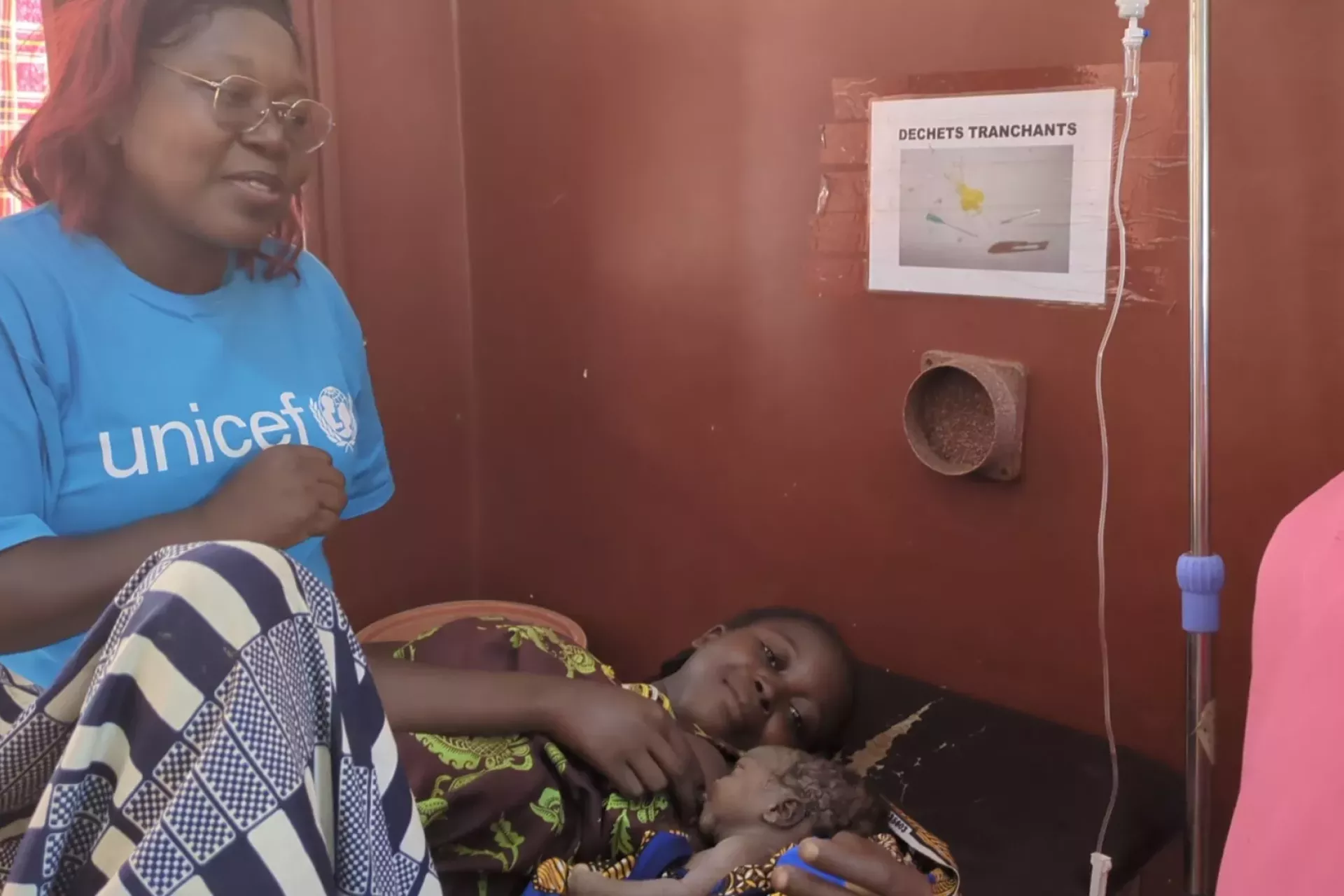 UNICEF's doctor Mauricette Deballe, exchanges with Cecilia Feiganazoui, a midwife in Bossangoa