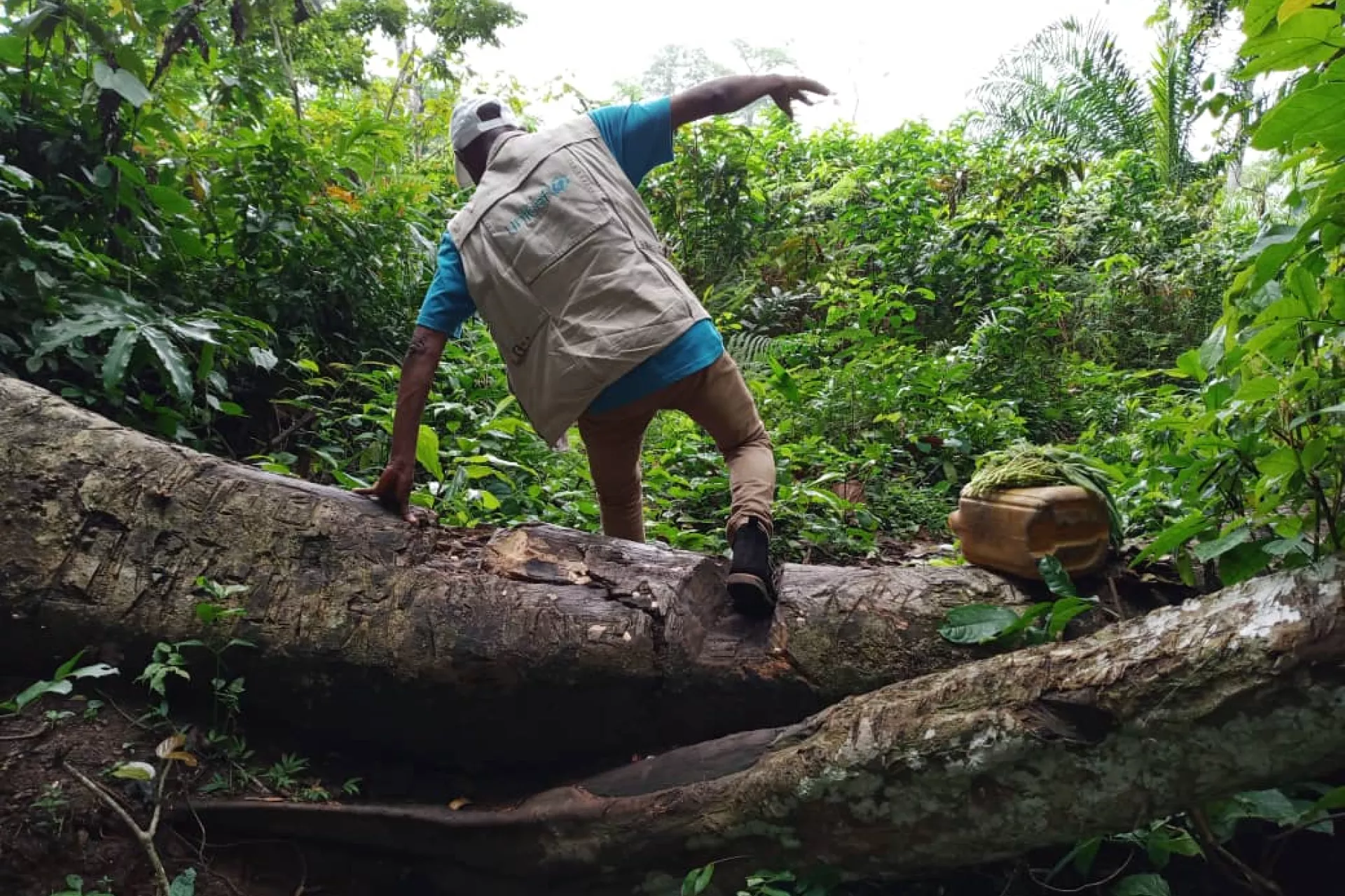 A UNICEF staff moves with community agents to reach out people living in the more remote places.  