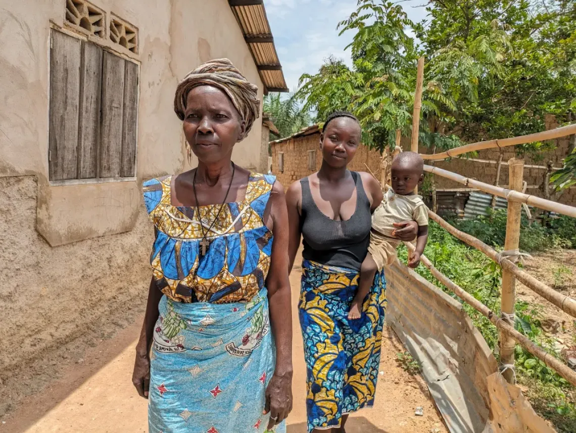 Le petit Moise, avec sa m&egrave;re et sa grand-m&egrave;re, habitent au quartier Yongoro de Bangui