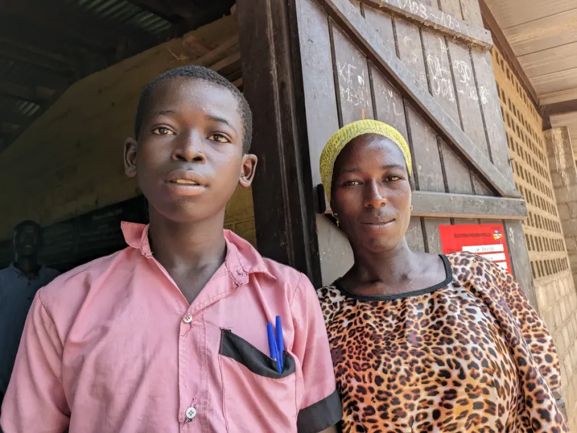Dieubeni est persuad&eacute; que sa m&egrave;re, Adeline Yassarandji, soutient sa scolarit&eacute;.