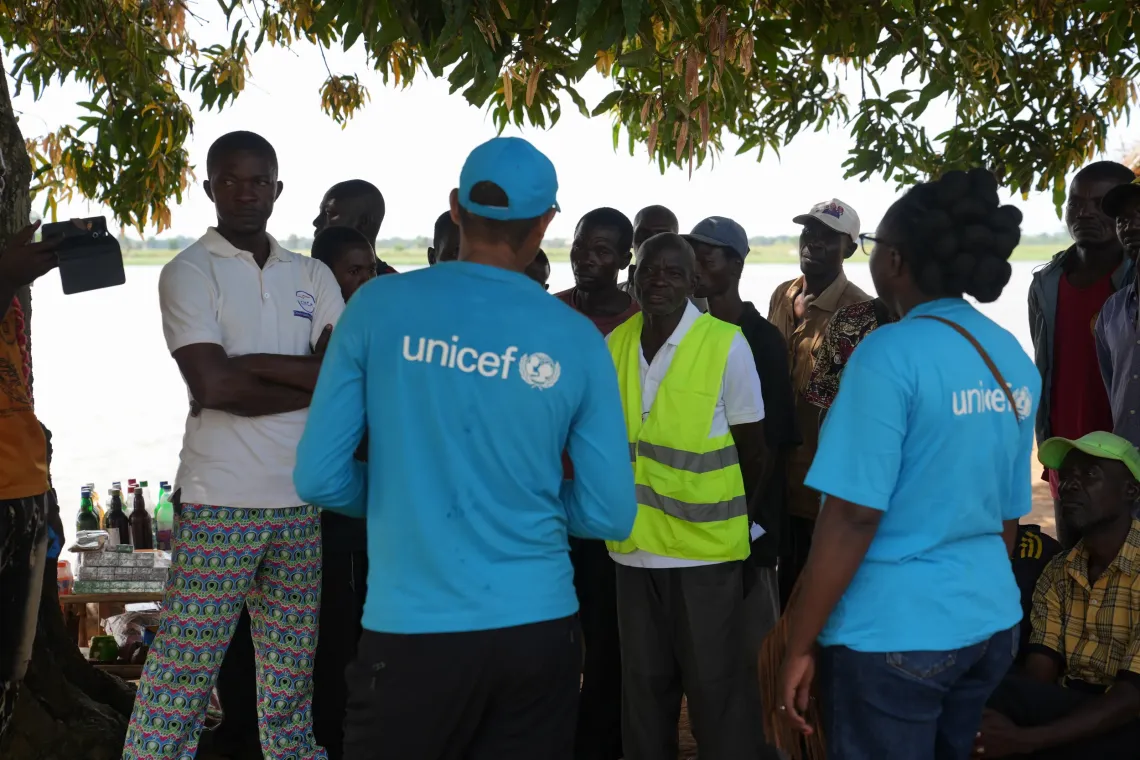 UNICEF sensibilise les piroguiers de B&eacute;ma