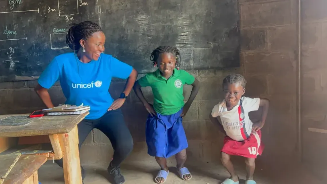 Emmaculate Ikome, volontaire des Nations Unies, partage un moment de d&eacute;tente avec des enfants dans l'une des &eacute;coles qu'elle visite r&eacute;guli&egrave;rement. 