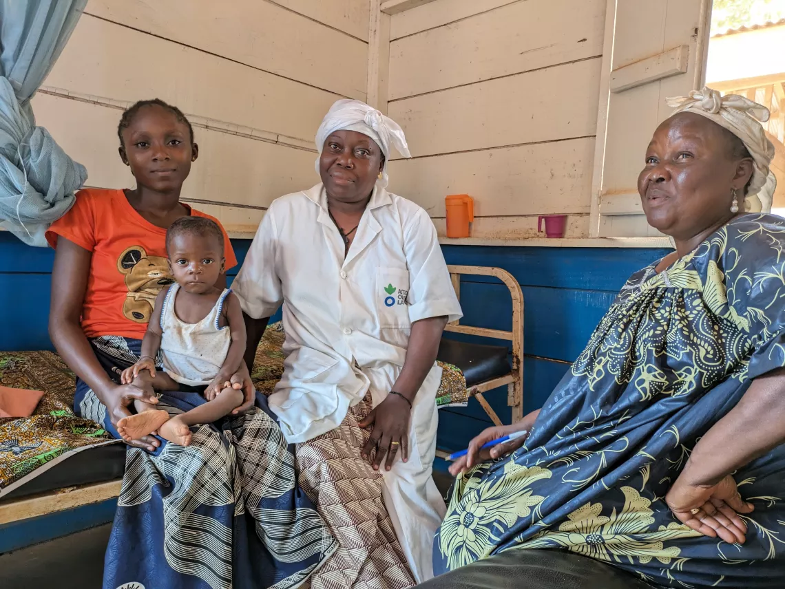 Rose Gobo (premi&egrave;re par la droite) prodigue des conseils &agrave; une femme a l&rsquo;unit&eacute; de nutrition de B&eacute;goua 