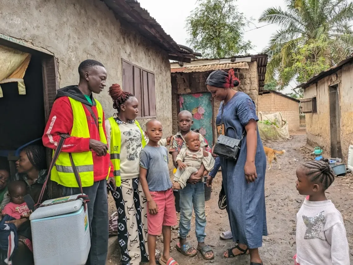 L'&eacute;quipe compos&eacute;e de Mercie, Merveille et Axele passe un moment de d&eacute;tente avec les enfants du quartier