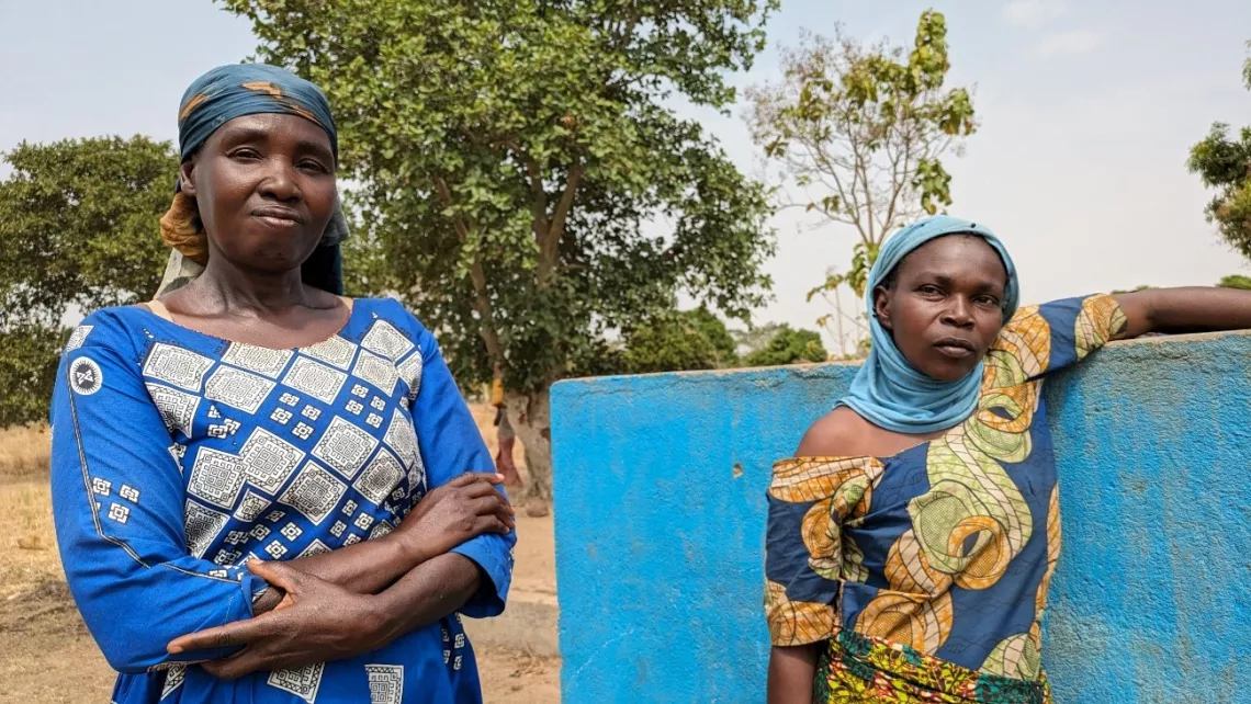 Rachel Walambo et Ashta Ganya sont membres du comit&eacute; qui g&egrave;re le forage install&eacute; par l&rsquo;UNICEF dans le quartier Kpetene (Ndele) en 2023. 