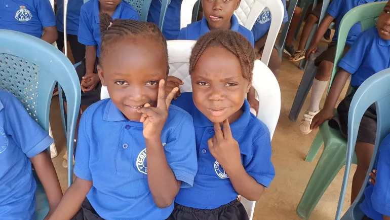 Deux &eacute;coli&egrave;res de l'&eacute;cole maternelle Bangui centre lors de la c&eacute;r&eacute;monie
