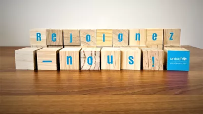 Wood blocks marked with letters reading Rejoignez-nous