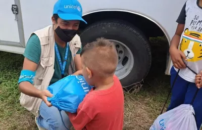 Un joven con un ni&ntilde;o migrante