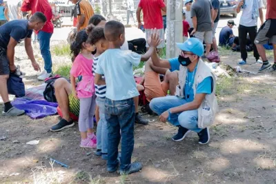 Diego arrodillado junto a ni&ntilde;os