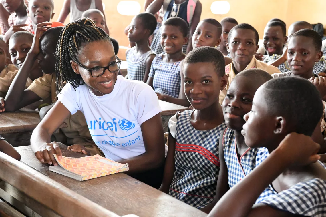 Patricia Safi Lombo avec des &eacute;l&egrave;ves dans une classe