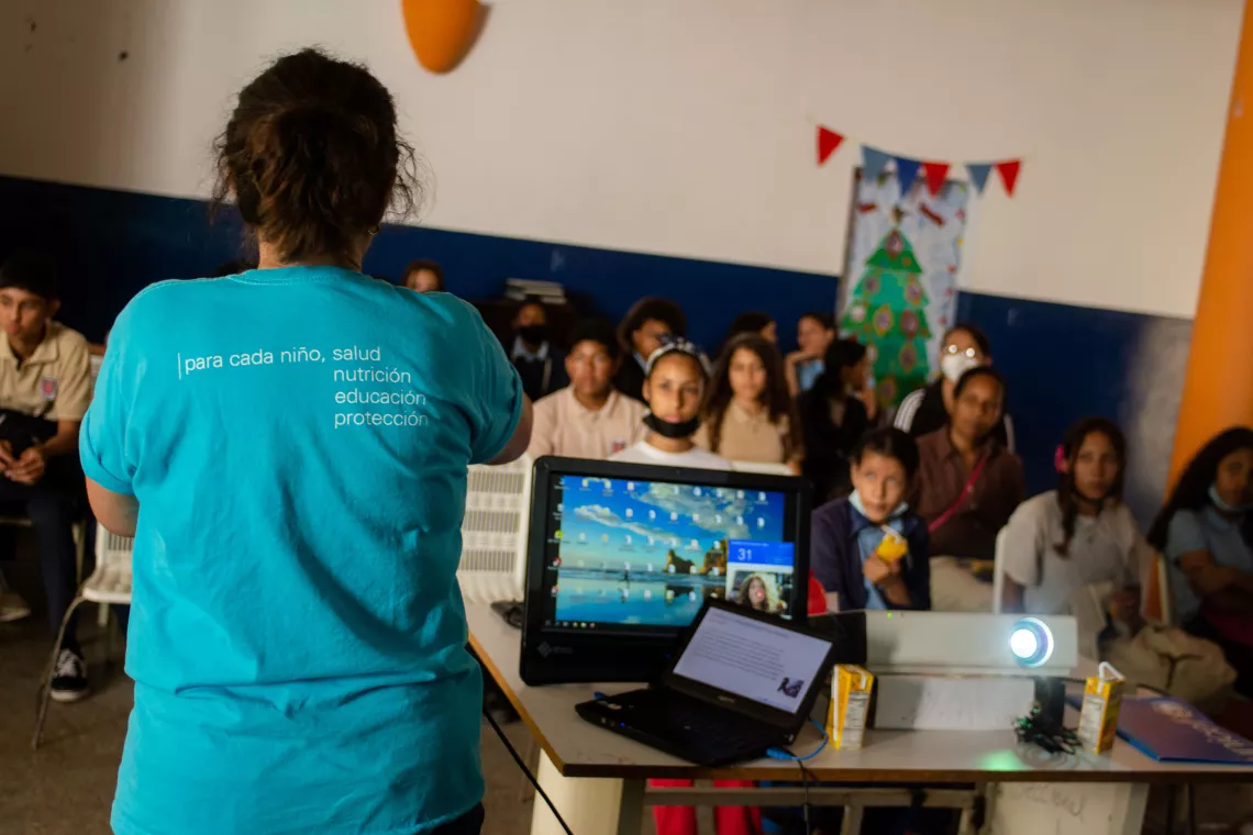 Mar&iacute;a Bavaresco durante una charla con adolescentes