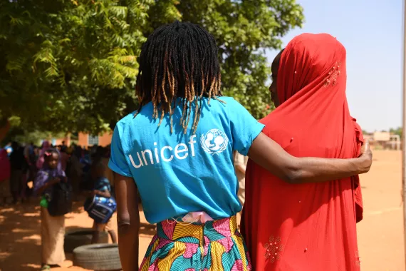 Patricia soutient une fille &agrave; Niamey, Niger