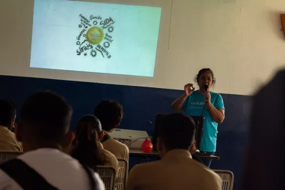 Mar&iacute;a Bavaresco durante una charla con adolescentes