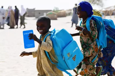 Des enfants se rendent &agrave; l'&eacute;cole. 