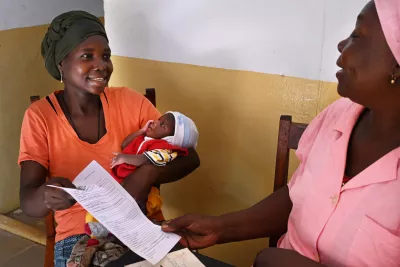 Une m&egrave;re re&ccedil;oit des mains d'une sage femme, l'acte de naissance de son enfant.