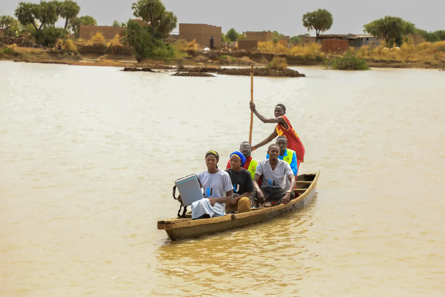 T&ocirc;t ce matin, Allayena (23 ans), Denegue (18 ans) et deux autres jeunes U-Reporters se rendent tr&egrave;s t&ocirc;t au Centre de sant&eacute; Ephra&iuml;m, dans le district sanitaire sud de N&rsquo;Djamena. Leur objectif : accompagner les agents vaccinateurs dans leur propre quartier, Digo, partiellement isol&eacute; par les inondations. 