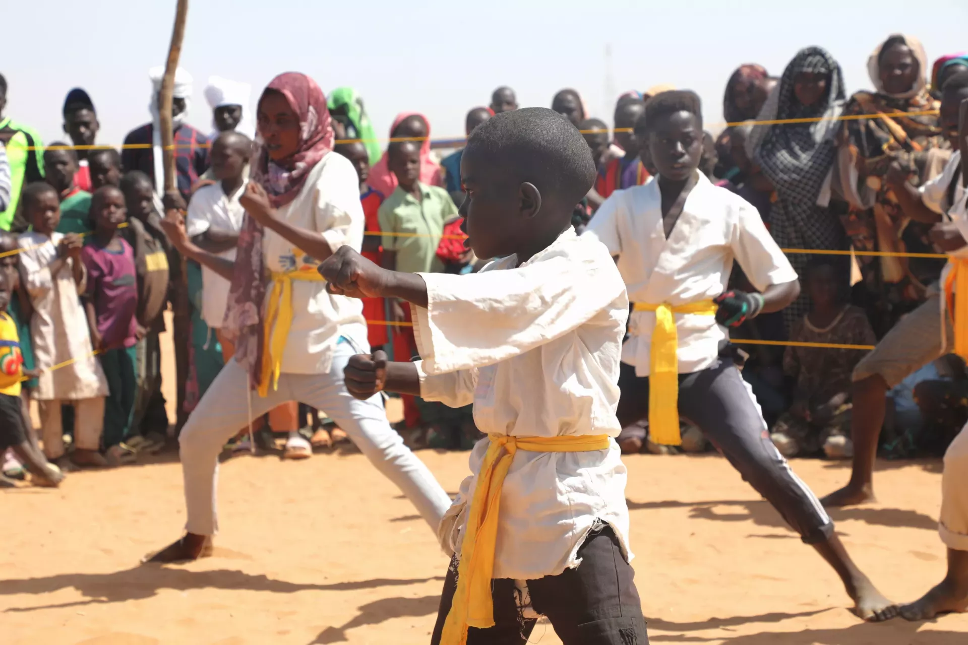Des enfants pratiquent des arts martiaux.