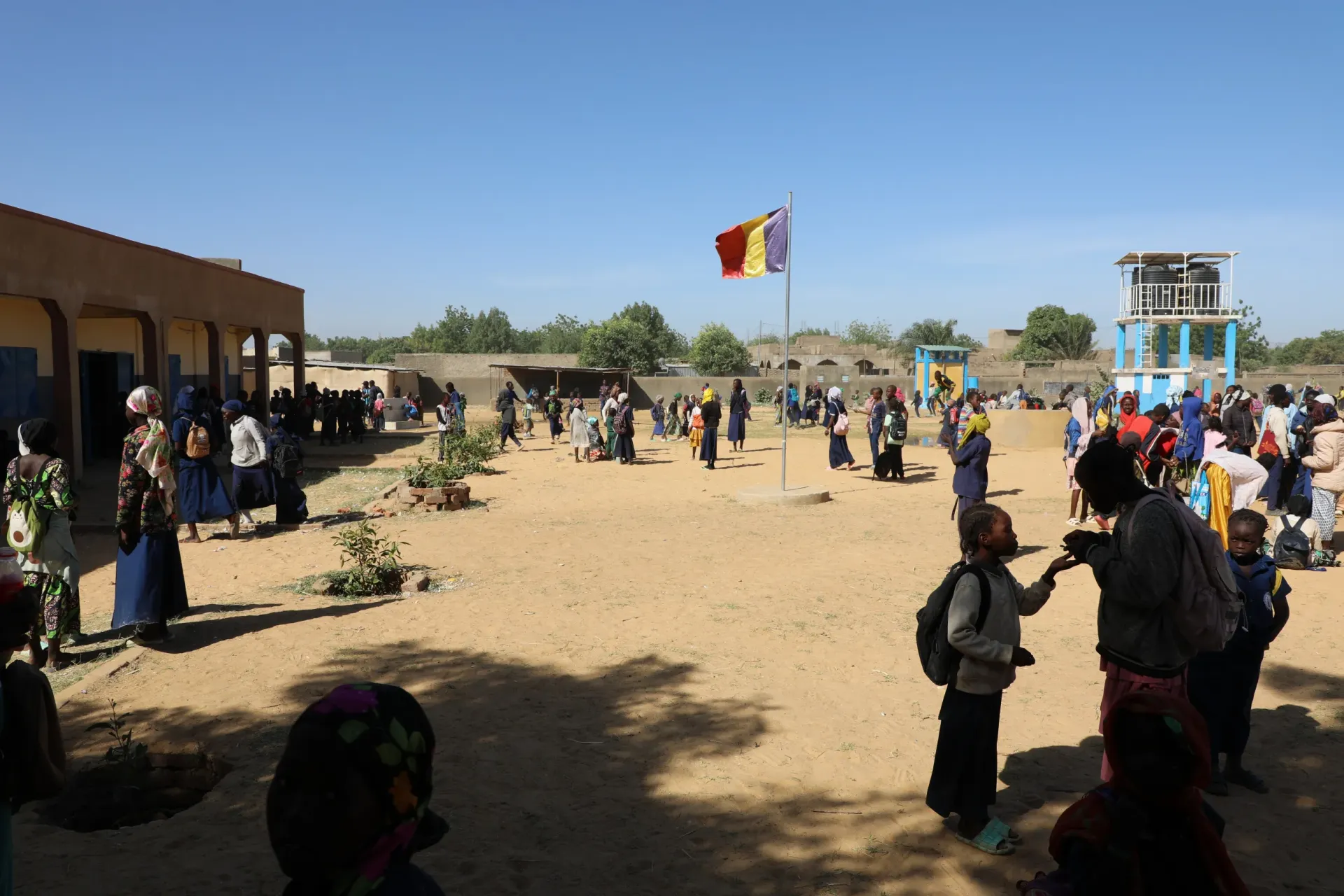 Vue d&rsquo;ensemble de la cour de l&rsquo;&eacute;cole &agrave; la r&eacute;cr&eacute;ation 