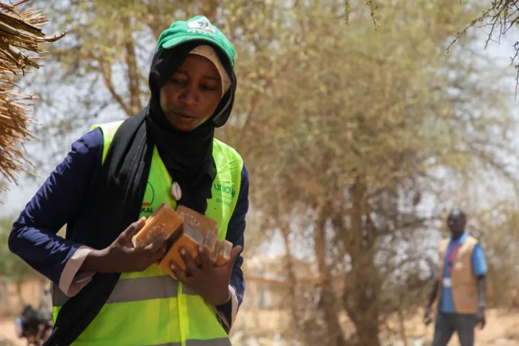Fatime Souleymane Ibrahim distributing soap.