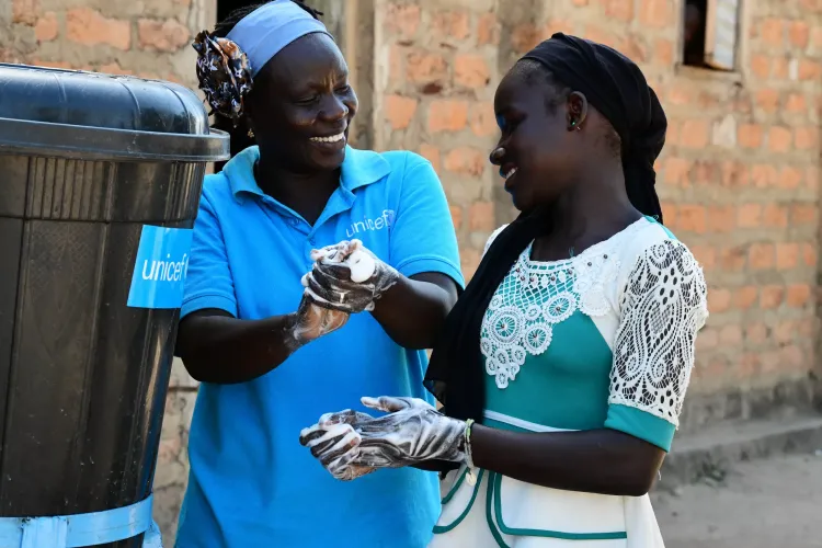 A UNICEF staff member is sensitizing students about the importance of washing hands, in Gor&eacute;, in the South of Chad.