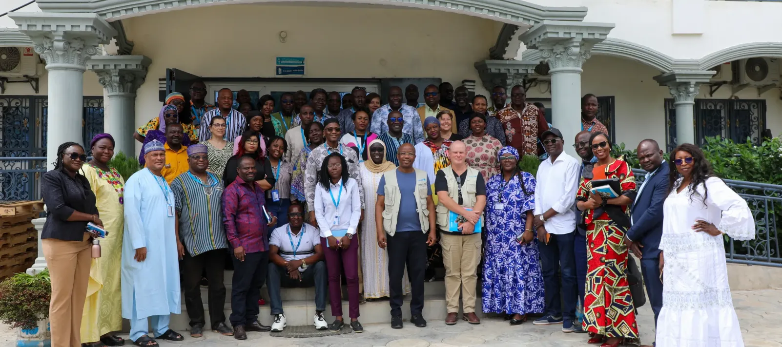 Photo de famille de l&rsquo;&eacute;quipe de l&rsquo;UNICEF Tchad au bureau de N&rsquo;Djam&eacute;na, &agrave; l&rsquo;occasion de la visite de M. Gilles Fagninou, Directeur r&eacute;gional de l&rsquo;UNICEF pour l&rsquo;Afrique de l&rsquo;Ouest et du Centre, suivie d&rsquo;un &eacute;change avec le personnel sur les priorit&eacute;s et les actions de l&rsquo;UNICEF en faveur des enfants.