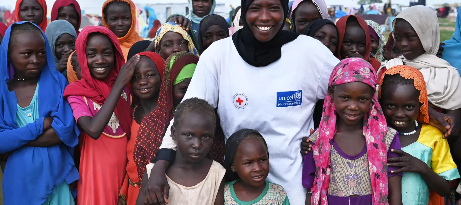 Une animatrice et des enfants sur un site de r&eacute;fugi&eacute;s dans l'est du Tchad.
