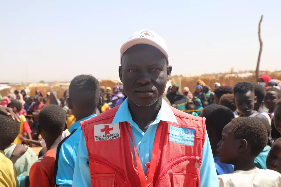 Dj&eacute;d&eacute;, un agent de la Croix-rouge tchadienne charg&eacute; de la protection de l&rsquo;enfance et la pr&eacute;vention des violences bas&eacute;es sur le genre &agrave; Adr&eacute; dans l&rsquo;est du Tchad.