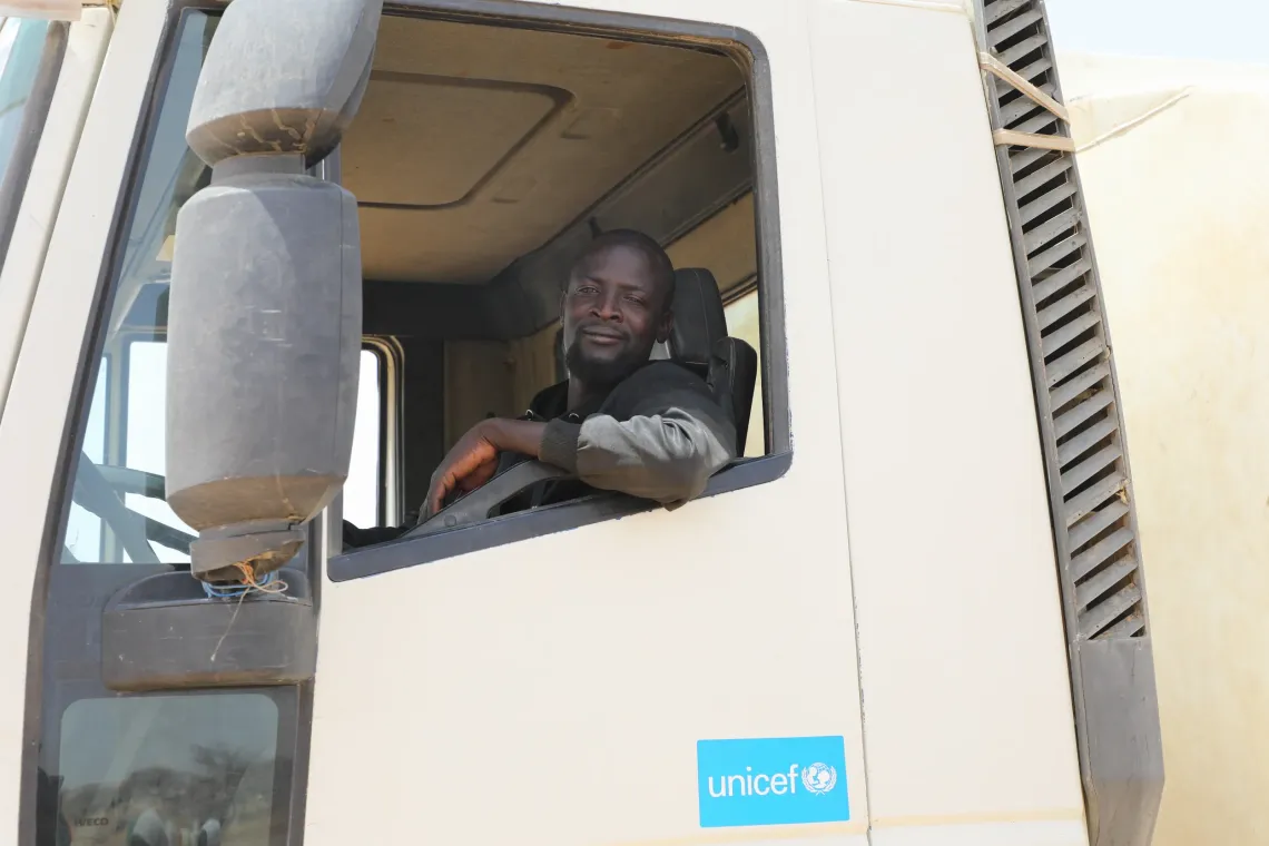Djibril, conducteur du camion-citerne.