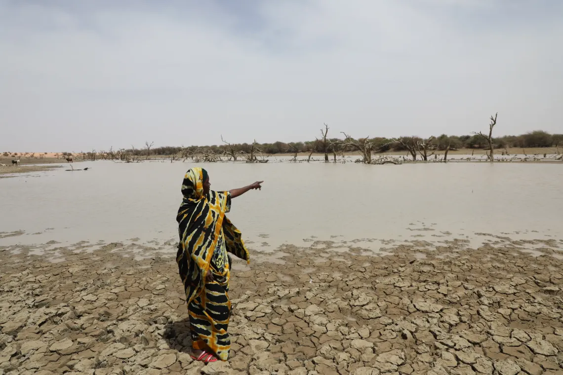 Du bout du doigt, Hach&eacute; montre le cours d'eau qui constituait, jusqu'&agrave; r&eacute;cemment, la principale source d'approvisionnement en eau pour elle et les autres r&eacute;fugi&eacute;s.