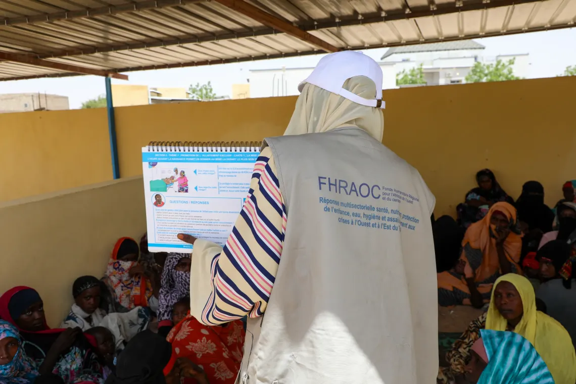 Using her flipchart, Zara explains recommended infant and young child feeding practices to mothers.