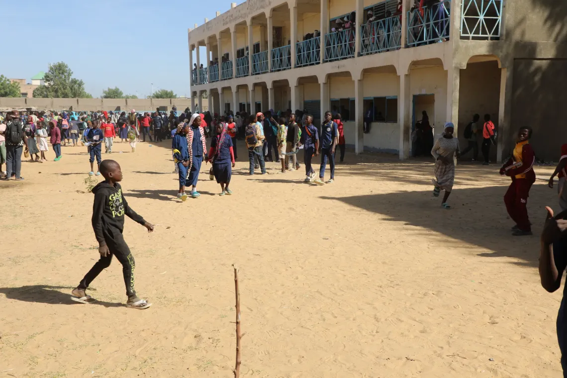 Vue d&rsquo;ensemble de la cour de l&rsquo;&eacute;cole &agrave; la r&eacute;cr&eacute;ation.