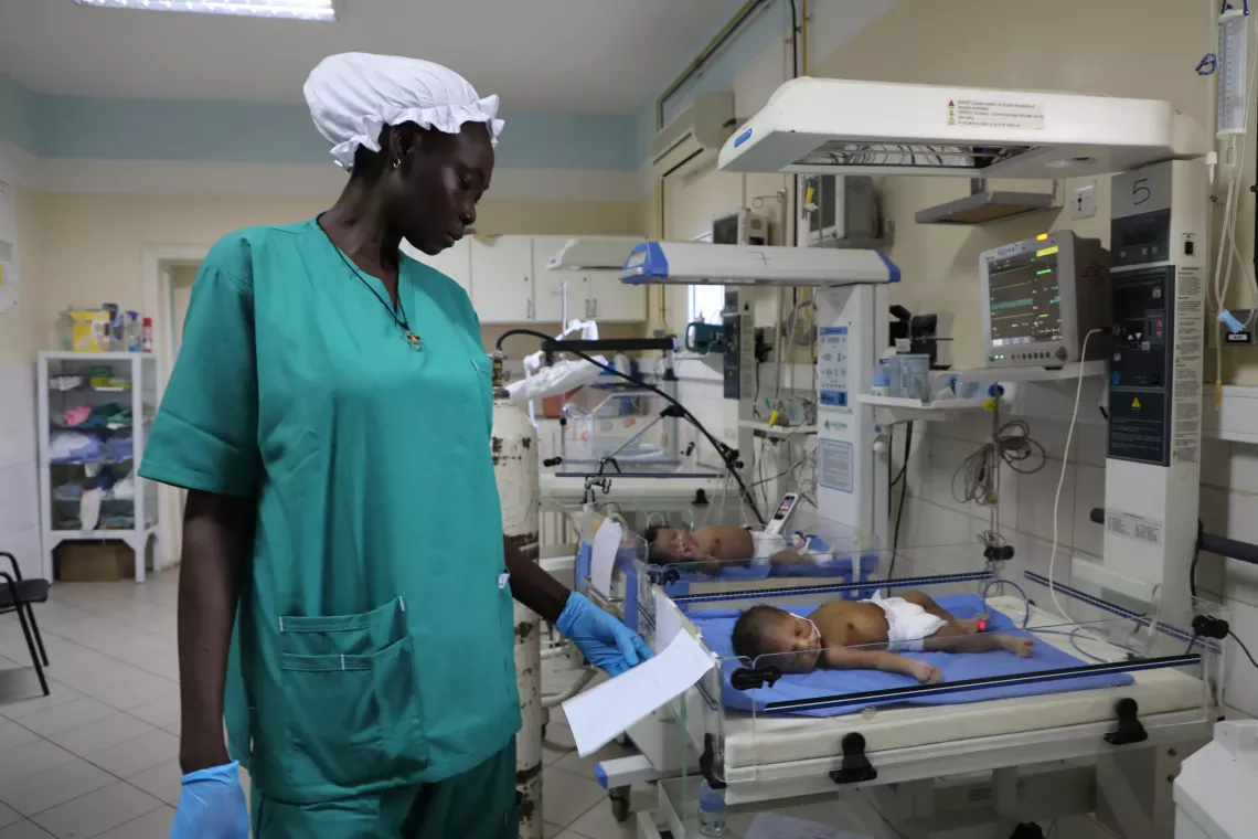 Togoyai Toidibaye, accoucheuse &agrave; l&rsquo;h&ocirc;pital provincial de Sarh, surveille un nouveau-n&eacute;.