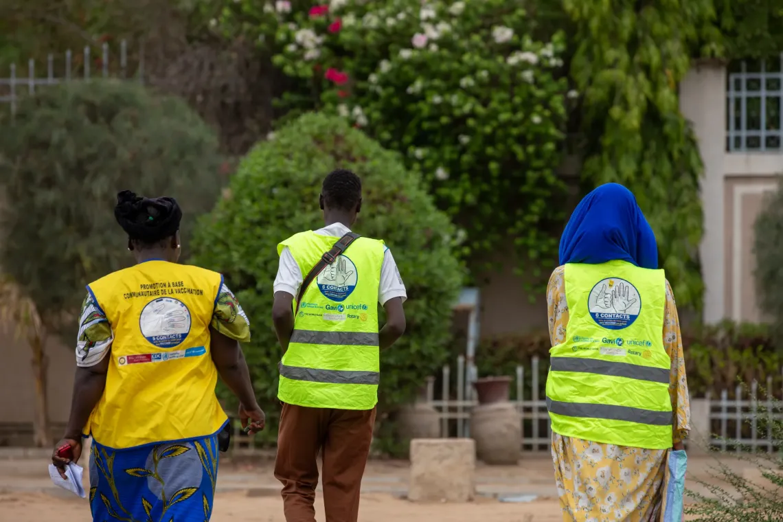 A team of vaccinators mobilized in the field.