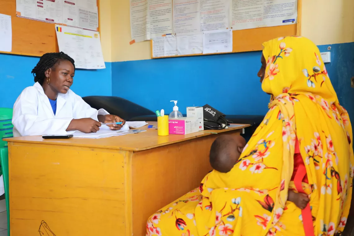 Mariam et Abdelaziz, lors de leur passage habituel &agrave; la clinique.