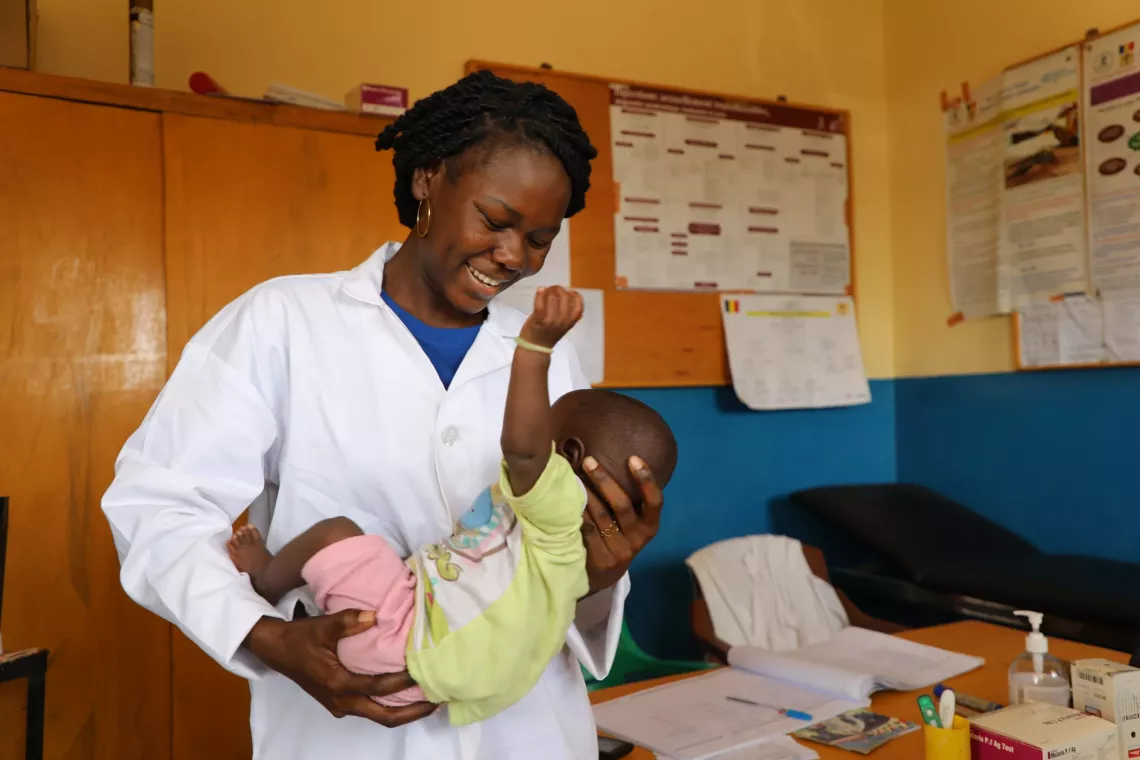 Nad&egrave;ge Nantourbaye, m&eacute;decin responsable de la clinique d&rsquo;Action contre la Faim &agrave; Zabout, tient Abdelaziz dans ses bras.