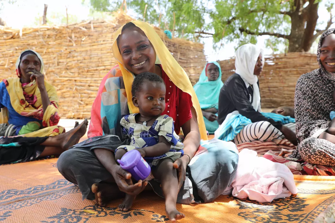 Habsa et sa fille Maimouna lors d'une s&eacute;ance de sensibilisation.