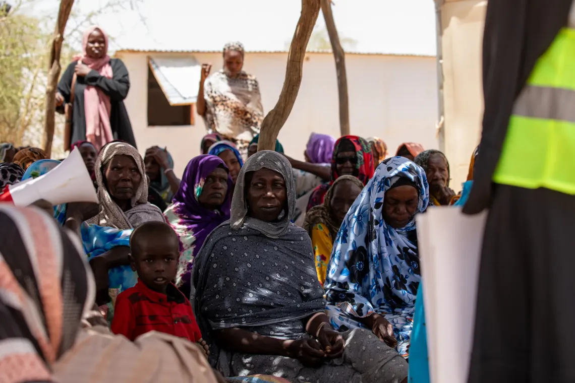 Des femmes r&eacute;unies sous un abri lors d&rsquo;une s&eacute;ance de sensibilisation &agrave; la promotion des bonnes pratiques d&rsquo;hygi&egrave;ne.