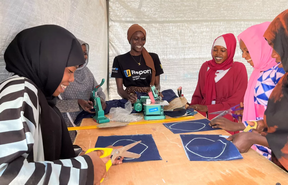 Ibtihal and her team-mates underwent practical training in sewing and benefited from the experience of the Super Banat, Chadian girls living in the capital who have in-depth knowledge of how to make sanitary pads