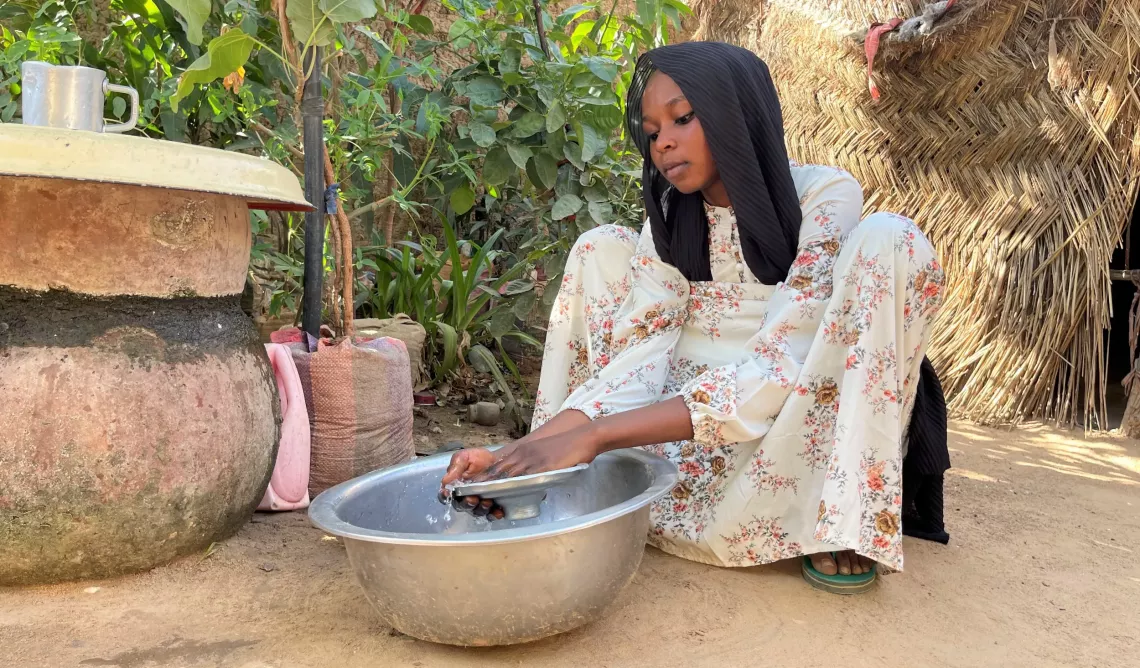 At home, Ibtihal helps her mother with the domestic chores