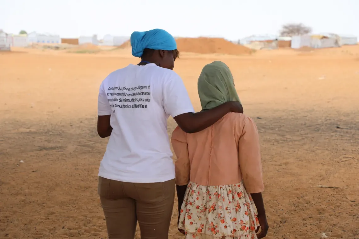 Aux c&ocirc;t&eacute;s de Dalia, Solange est une pr&eacute;sence rassurante, lui apportant r&eacute;confort, soutien et une &eacute;coute bienveillante.