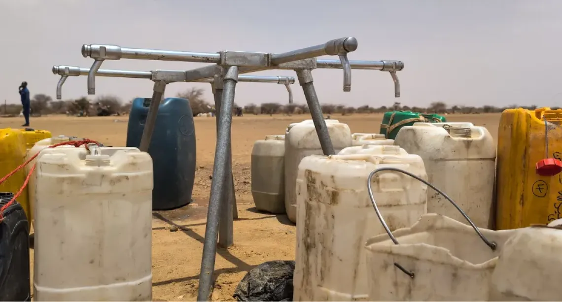 Des bidons dispos&eacute;s en attente de l'approvisionnement en eau par les camions-citernes.