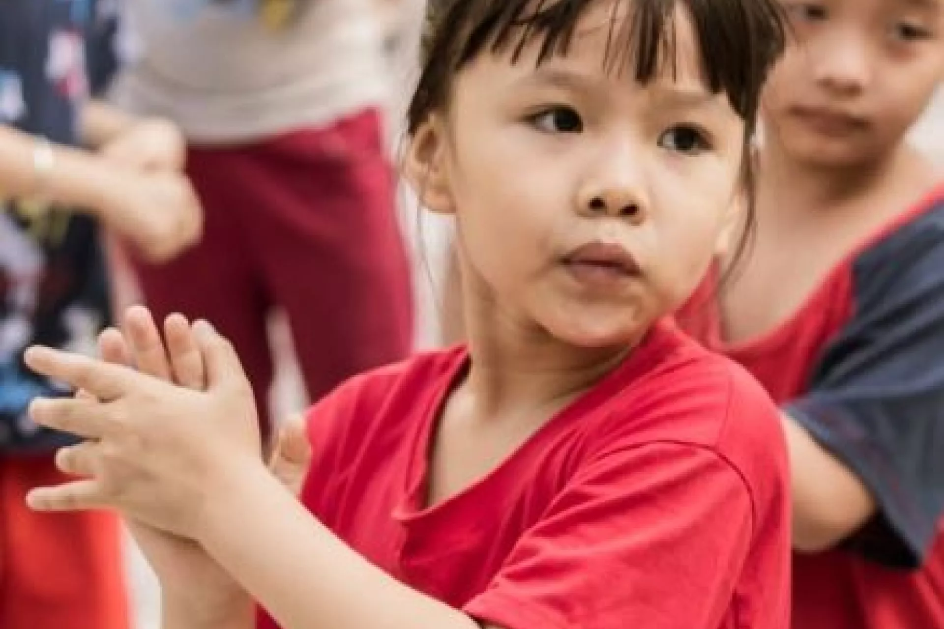 children applauding