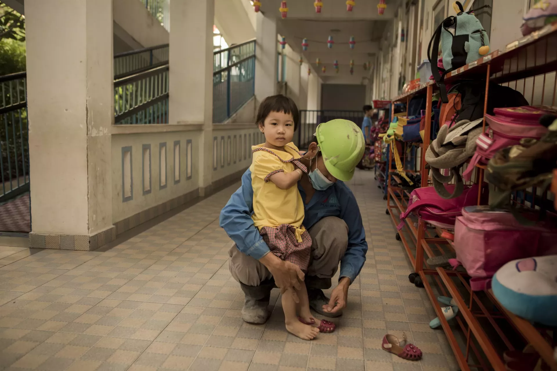 Mr Hung often has lovely guesture to encourage Tien to love her school, teachers and her classmates.