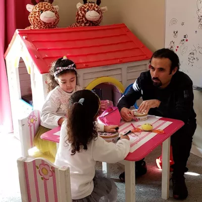 pap&aacute; jugando a tomar t&eacute; con ni&ntilde;as