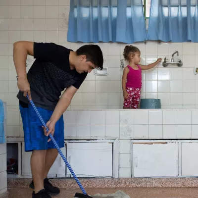 padre limpiando la cer&aacute;mica