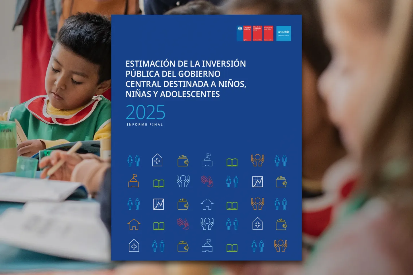 Afiche azul con texto institucional 2025 y filas de iconos; fondo borroso de ni&ntilde;os estudiando.