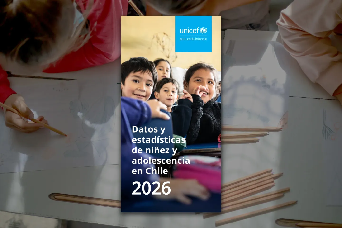 Portada de documento. Ni&ntilde;os y ni&ntilde;as en la escuela mirando a la c&aacute;mara