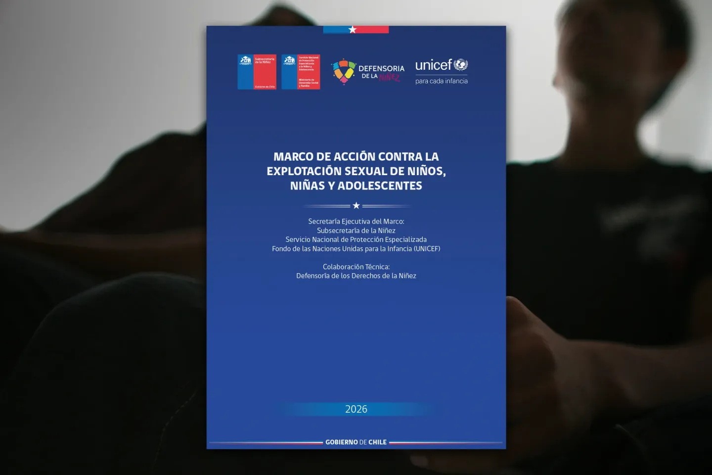 Portada de libro con fondo de dos adolescentes